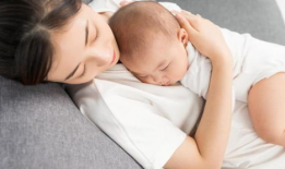 宝宝吃母乳视频,母爱传递的美好画面